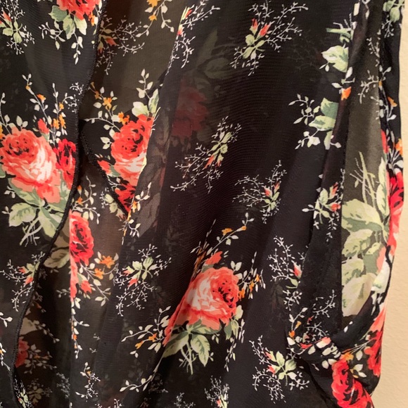 💙 Flowy Tie Back Tank w/ Floral Print - Picture 5 of 7